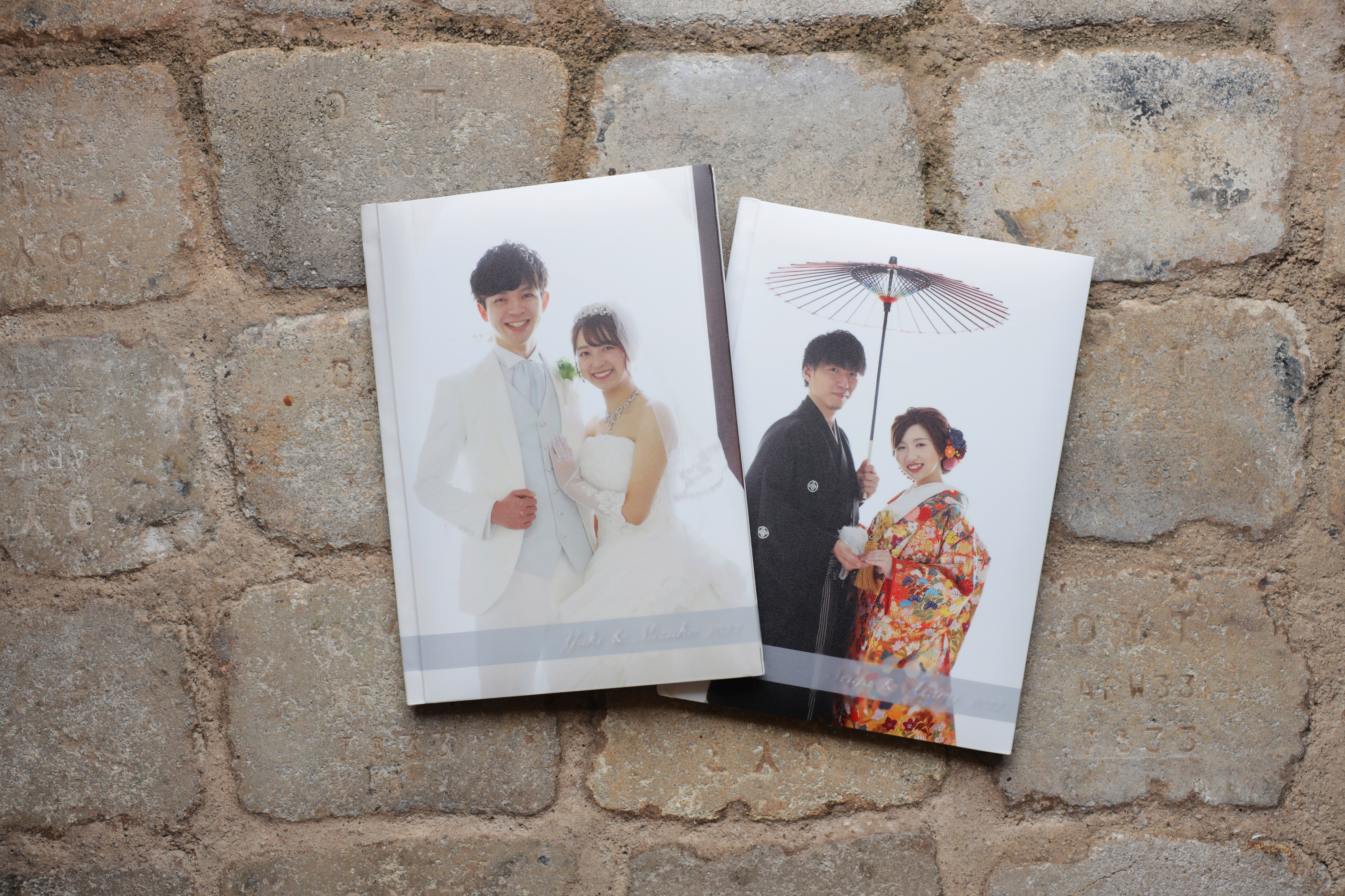 グレーの帯をあしらった洋装と和装の表紙違いアルバム2冊