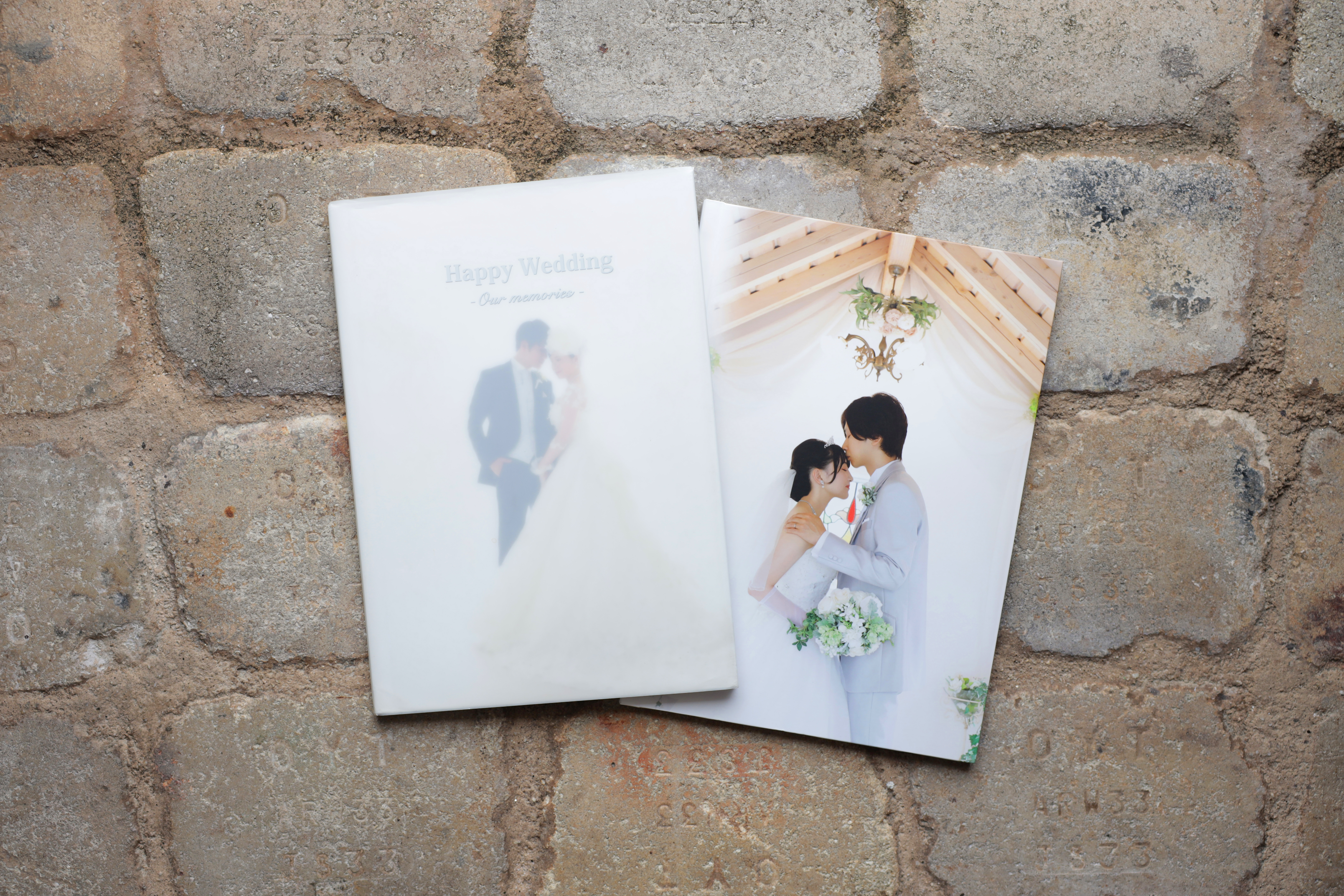 半透明カバーが重なるHappy Weddingデザインのアルバム