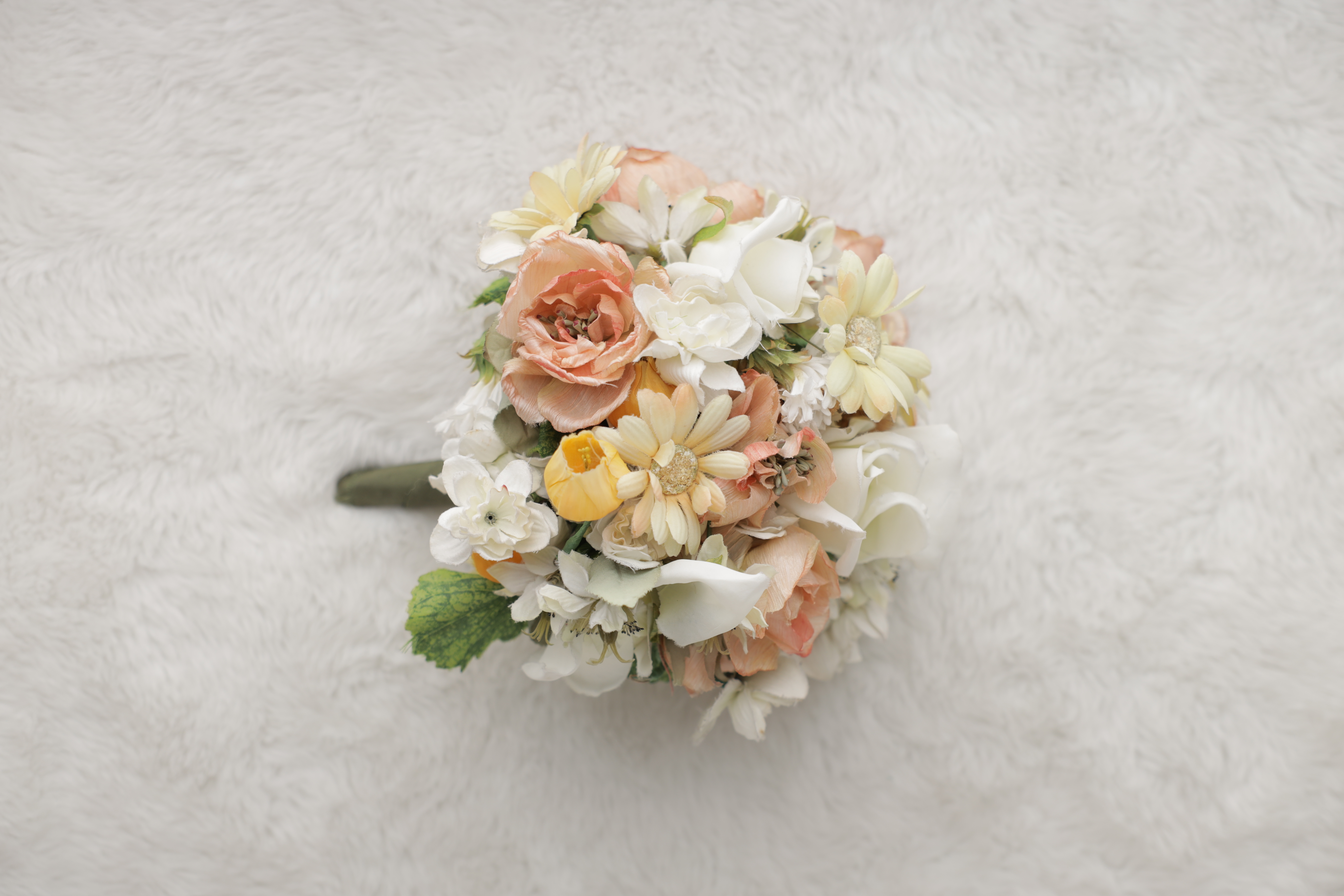 アプリコットと白の花を集めた春らしい明るいブーケ