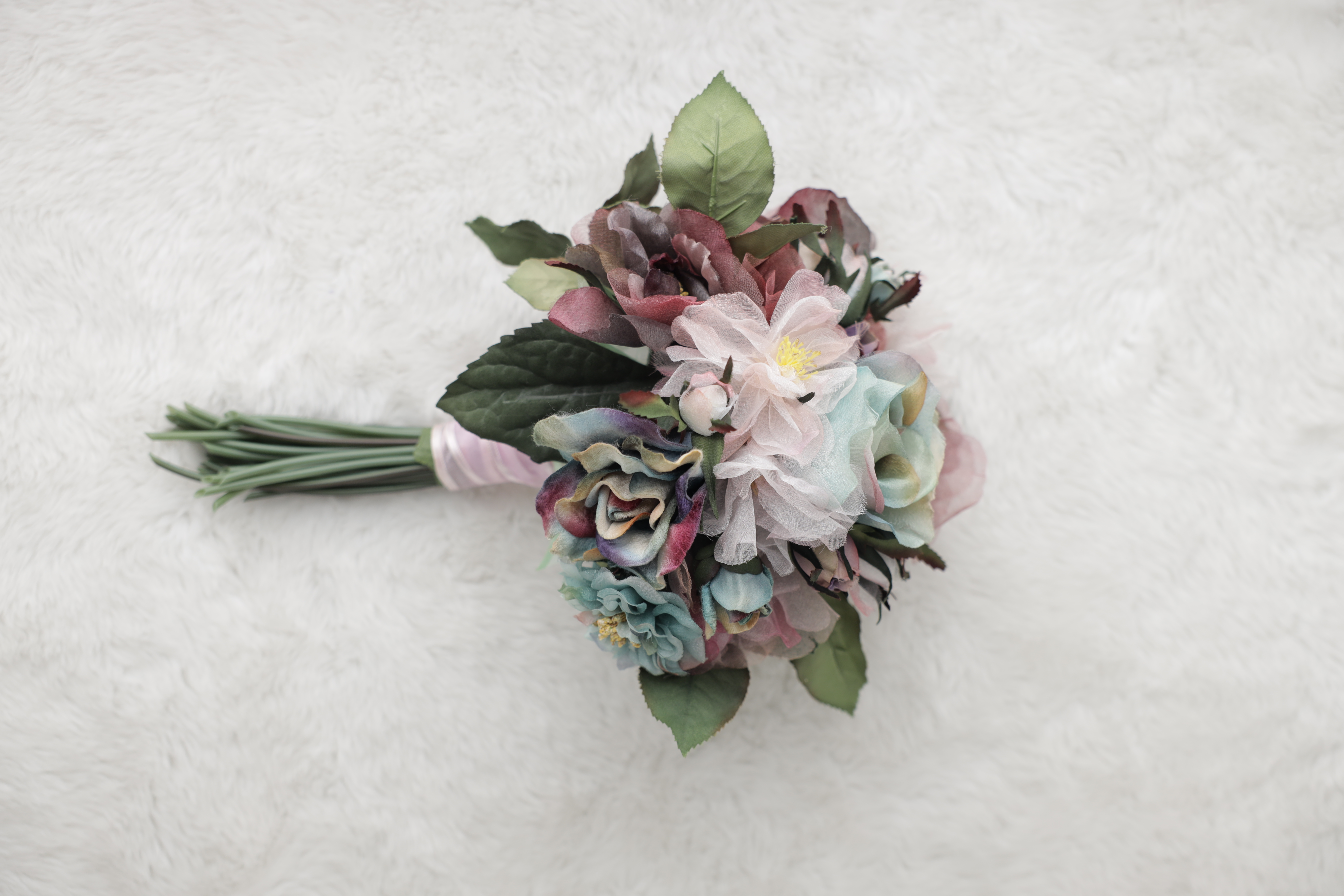 くすみブルーとワインレッドの花を合わせた布花のアンティークブーケ