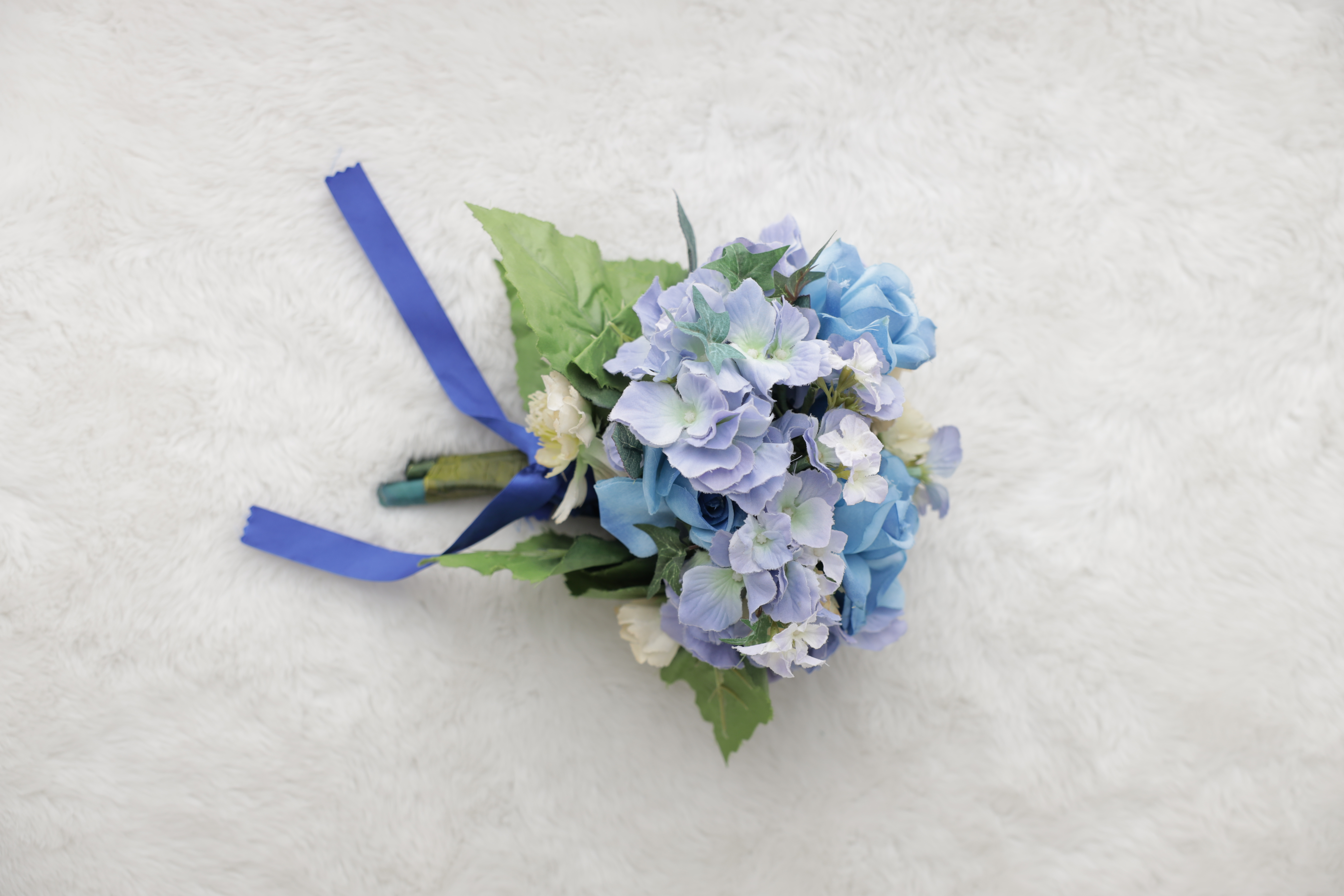 青いバラと紫陽花にブルーのリボンを結んだ爽やかなブーケ