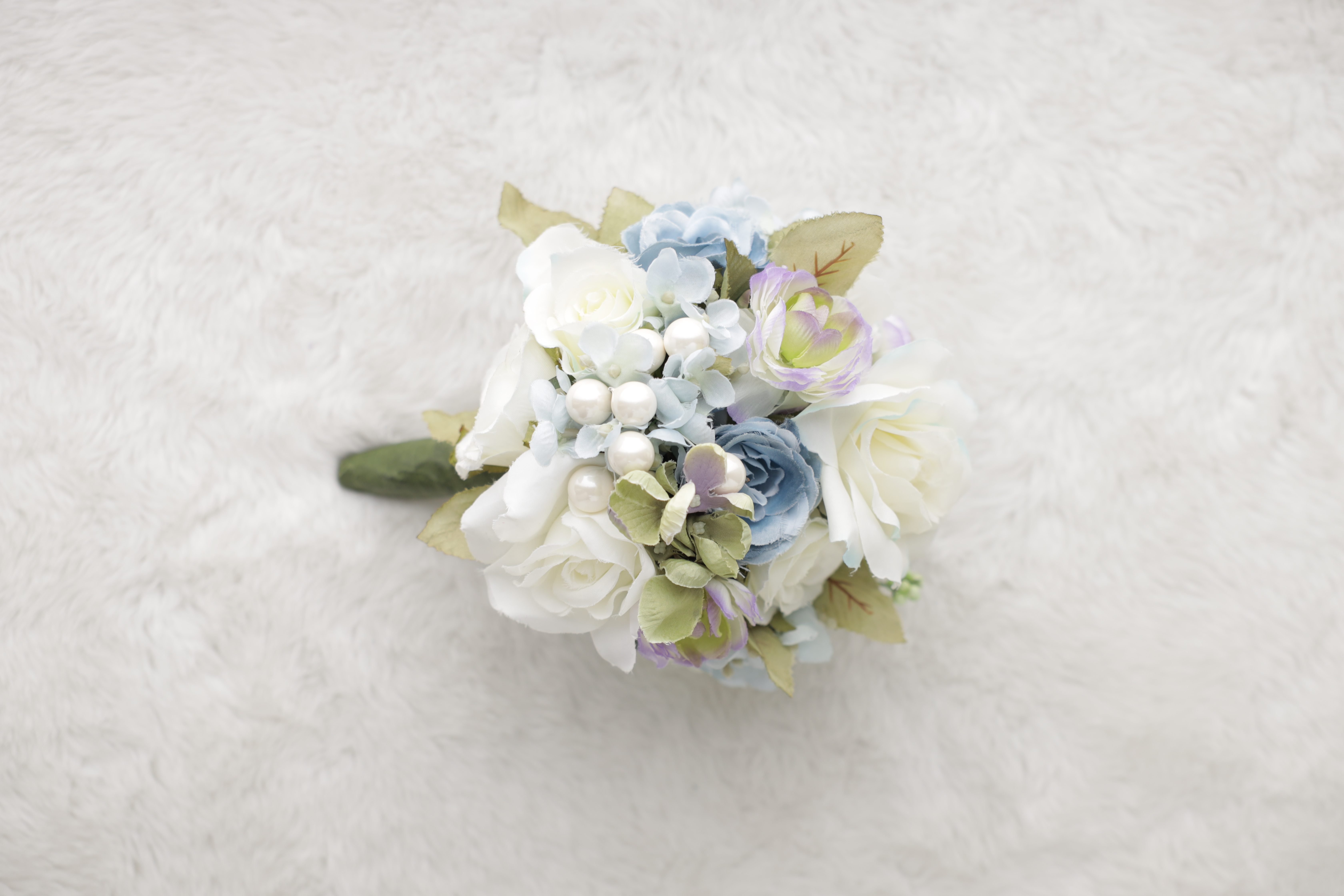 白バラとブルーの花にパールを散りばめた清楚なブーケ