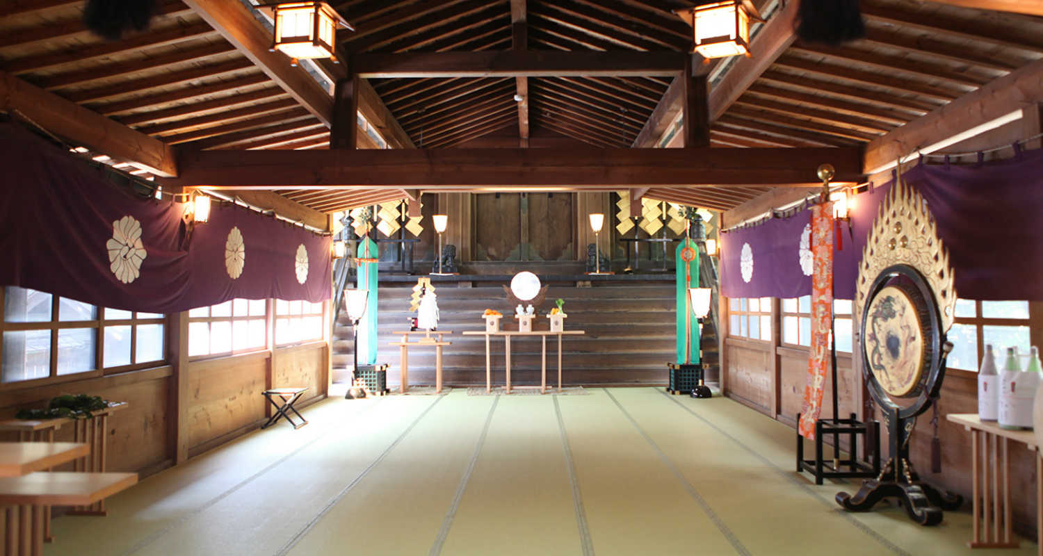 紫の幕と太鼓が下がる二荒山神社拝殿の内部と畳敷きの祭壇まわり