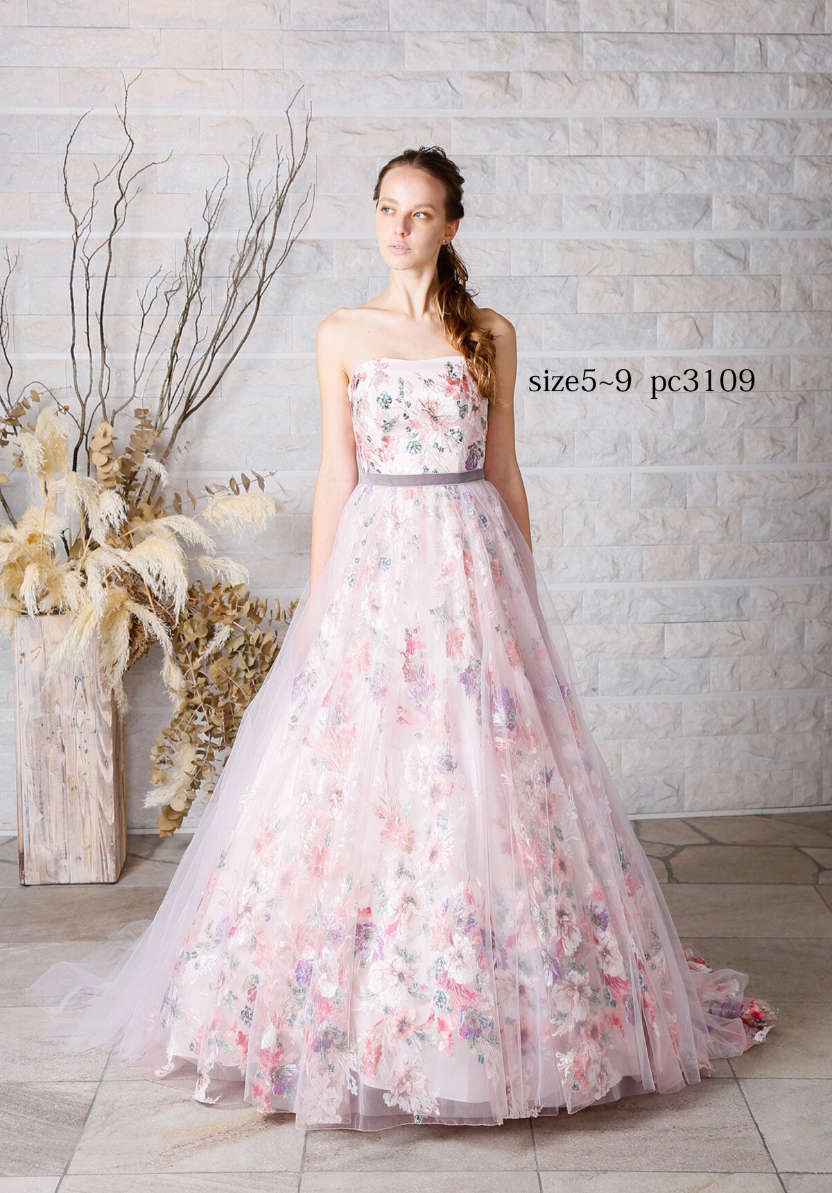 カラードレス No.3109｜ペールピンク花柄プリント・グレーサッシュベルトのAラインドレス