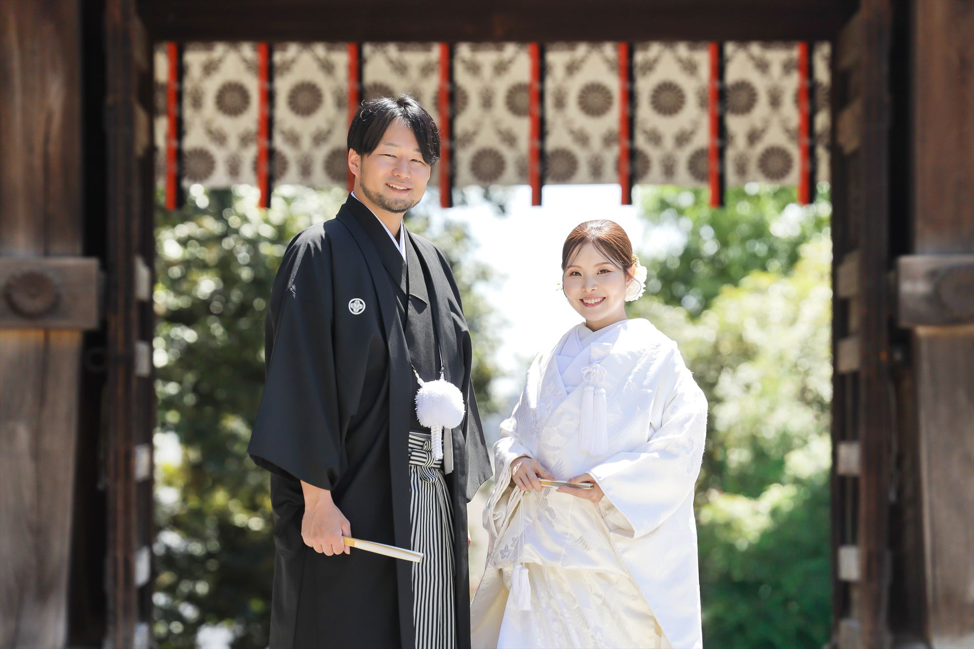 宇都宮二荒山神社の拝殿で白無垢の花嫁が新郎からブーケを受け取る和装フォトウェディング