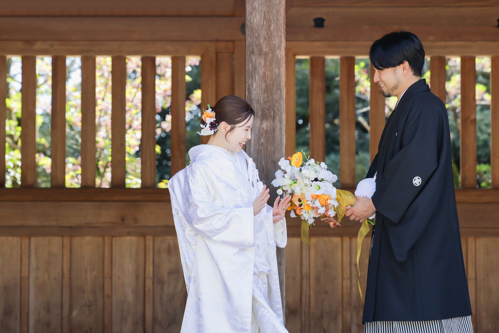 宇都宮二荒山神社の社殿前で白無垢の花嫁が新郎からブーケを受け取る和装ロケーション前撮り